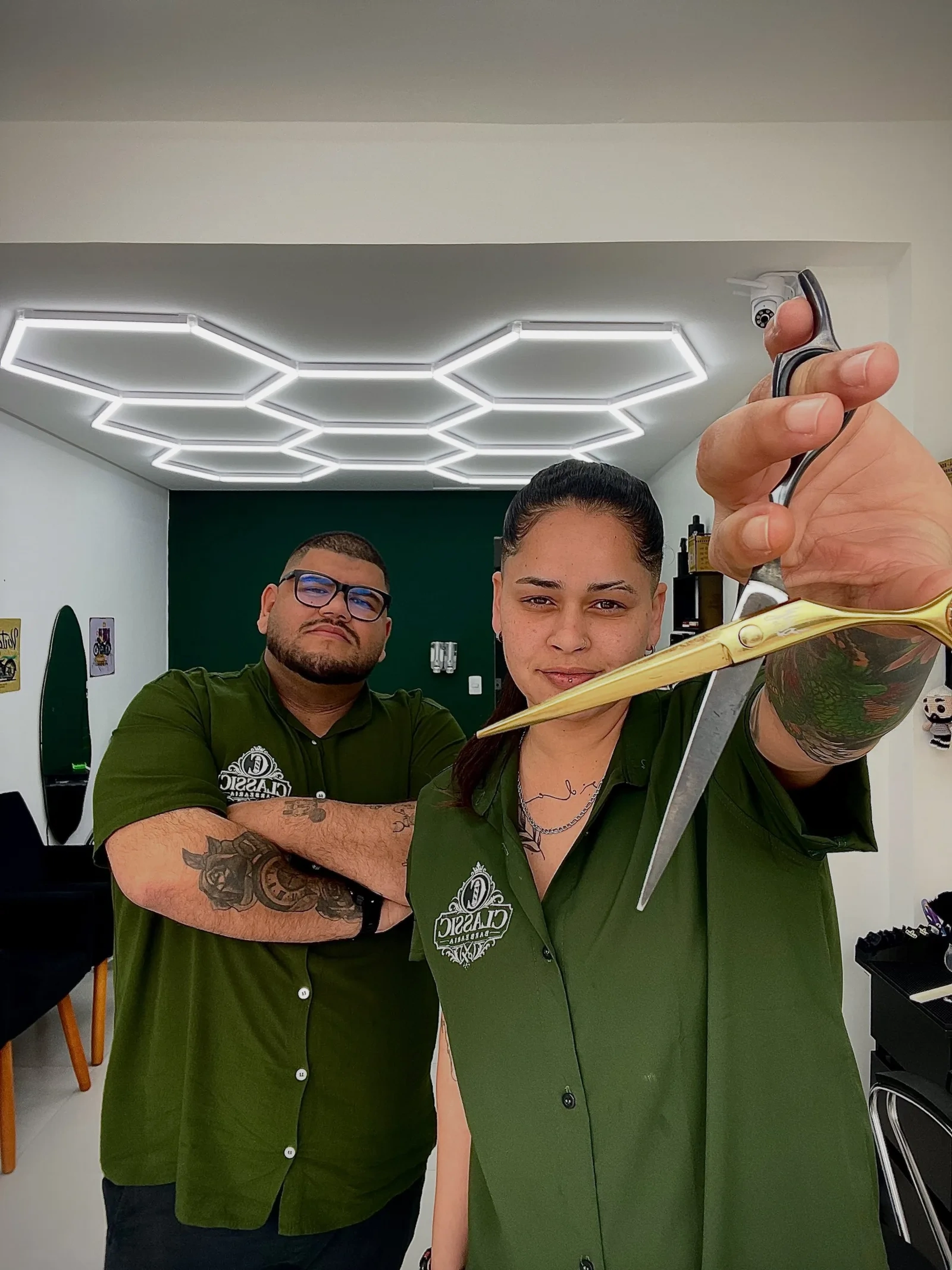 Gustavo e Lari, barbeiros da Classic Barbearia